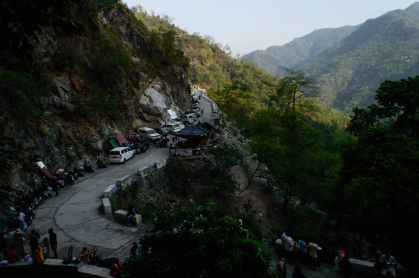 Doğanın güzelliğini yok edecek olan dağ ve nüfusun manzarası daha yeni şelale, Rishikesh, Uttarakhand, Hindistan 'a doğru..