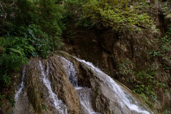 Ünlü Neer Garh Şelalesi 'nin altında küçük bir şelale, Rishikesh, Uttarakhand, Hindistan.