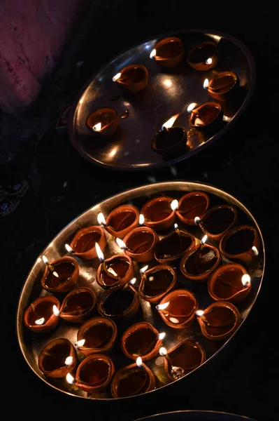 Hint festivali diwali deep awali 'nin gül ve mumlarıyla dolu bir tabak.