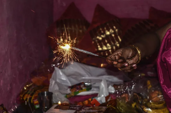 Senhora Indiana Brincando Com Fogo Cracker Com Rosa Vela Festival — Fotografia de Stock