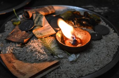 Hint festivali Diwali Deep Awali 'nin gül ve mumlarıyla dolu bir kavanoz.