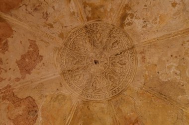 Lodi Garden 'daki Sikandar Lodhi Anıtı' nın içinde bir tablo ya da sisli bir kış sabahı çimenliğin kenarındaki bir şehir parkındaki pansiyon bahçelerinde bir tasarım..