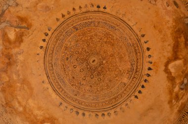 Lodi Garden 'daki Bara Gumbad Anıtı' nın içinde bir tasarım ya da sisli bir kış sabahı çimenliğin kenarındaki bir şehir parkındaki pansiyon bahçeleri..