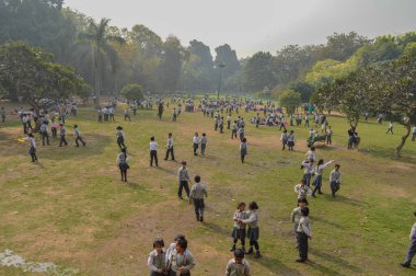 Bir grup öğrenci, sisli bir sabahta pansiyonun bahçesinde oynayan çocuklar..