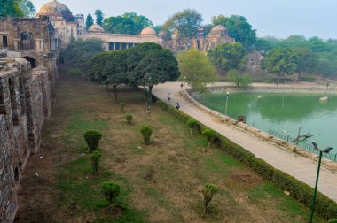 Hauz Khas Gölü 'nün büyüleyici manzarası ve Hauz Khas Kalesi' nden gelen bahçe sisli bir kış sabahı..