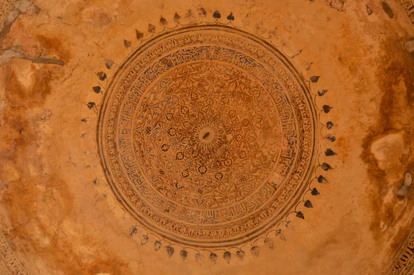 Lodi Garden 'daki Bara Gumbad Anıtı' nın içinde bir tasarım ya da sisli bir kış sabahı çimenliğin kenarındaki bir şehir parkındaki pansiyon bahçeleri..