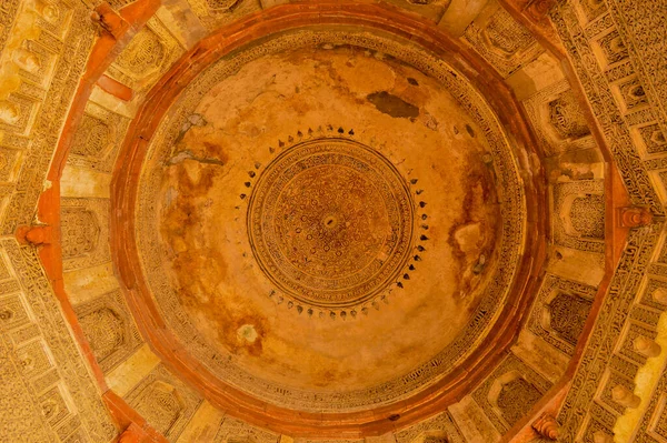 Lodi Garden 'daki Bara Gumbad Anıtı' nın içinde bir tasarım ya da sisli bir kış sabahı çimenliğin kenarındaki bir şehir parkındaki pansiyon bahçeleri..