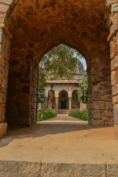 Una Vista Desde Puerta Del Monumento Sikandar Lodhi Jardín Lodi — Foto de Stock