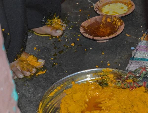 Close Tiro Pés Noiva Haldi Açafrão Cerimônia Dos Rituais Casamento — Fotografia de Stock