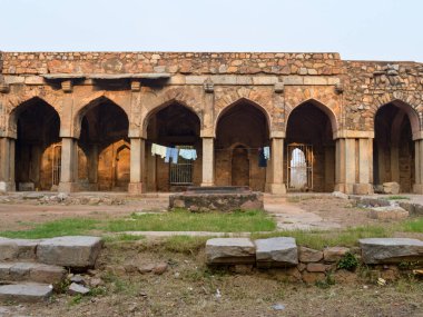 Güneş çarpıcı bir kale manzarası yaratır, sisli bir kış sabahı çimlerin kenarından Hauz Khas Anıtı 'nda anılır..