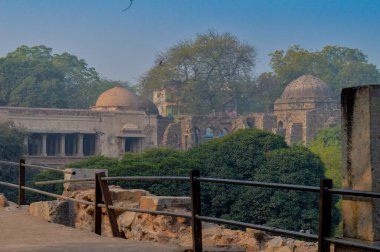 Hauz Khas Gölü 'nün büyüleyici manzarası ve Hauz Khas Kalesi' nden gelen bahçe sisli bir kış sabahı..