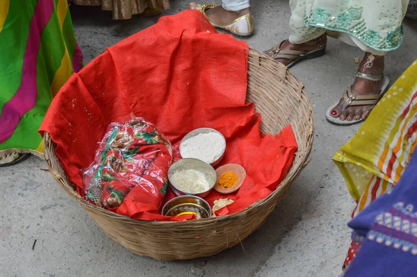 Uma Cesta Carregada Açafrão Arroz Chão Óleo Mostarda Pano Vermelho — Fotografia de Stock