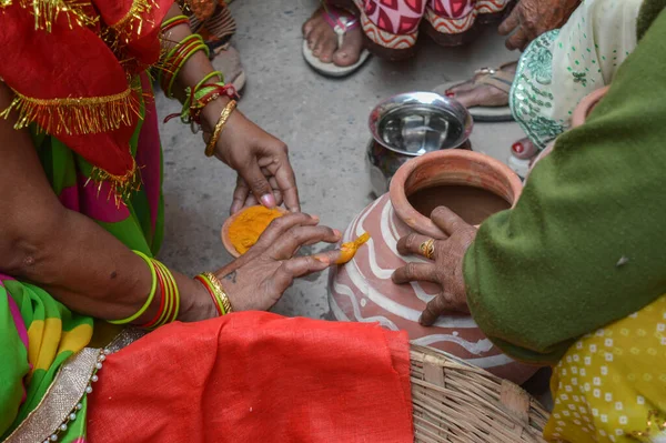 Леди Кладет Куркумы Глиняный Горшок Индийских Свадьбах — стоковое фото
