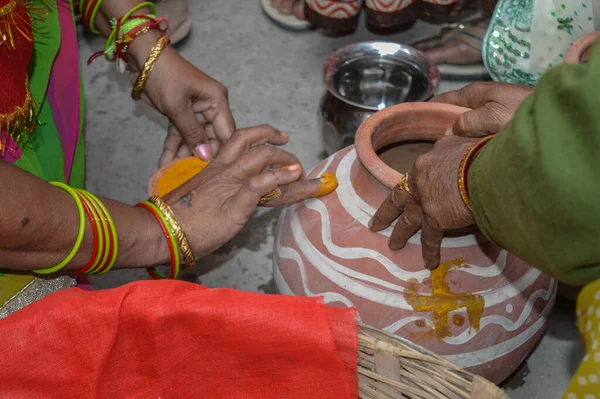 Senhora Colocando Açafrão Pote Barro Casamentos Indianos — Fotografia de Stock