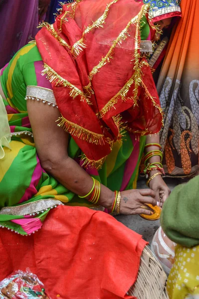 Леди Кладет Куркумы Глиняный Горшок Индийских Свадьбах — стоковое фото