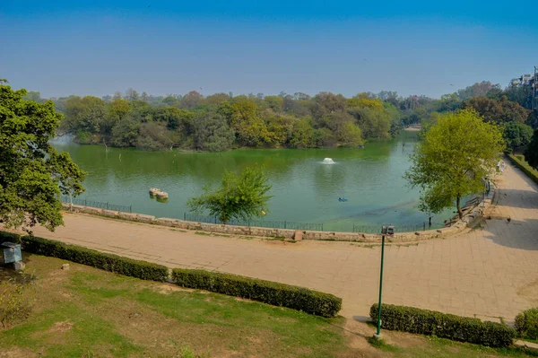 Hauz Khas Gölü 'nün büyüleyici manzarası ve Hauz Khas Kalesi' nden gelen bahçe sisli bir kış sabahı..