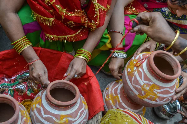 Lady Tie Therd Clay Pot Indian Weddings — стоковое фото