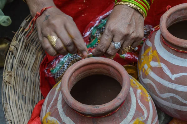 Senhora Amarrar Therd Pote Barro Casamentos Indianos — Fotografia de Stock
