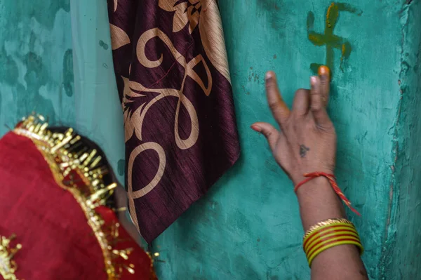 Senhora Colocando Açafrão Parede Azul Casamentos Indianos — Fotografia de Stock