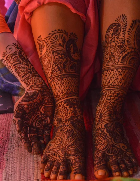 Дама Руки Ноги Индийской Heena Mehandi Индийских Свадебных Платьях — стоковое фото