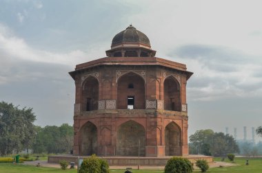 Eski kaledeki küçük bir mezarın büyüleyici bir görüntüsü..