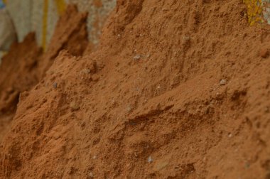 Kirli şehirde yol kenarındaki küçük bir kum dağı, mikro çekim.