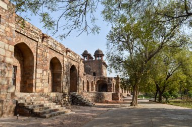Yan bahçeden eski kaledeki küçük mezarın büyüleyici bir görüntüsü..