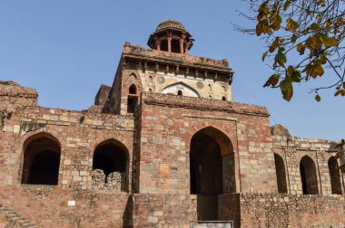 Yan bahçeden eski kaledeki küçük mezarın büyüleyici bir görüntüsü..