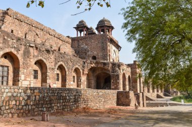 Yan bahçeden eski kaledeki küçük mezarın büyüleyici bir görüntüsü..