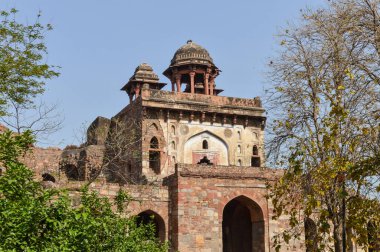 Yan bahçeden eski kaledeki küçük mezarın büyüleyici bir görüntüsü..