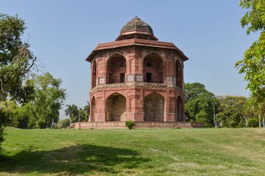 Yan bahçeden eski kaledeki küçük mezarın büyüleyici bir görüntüsü..