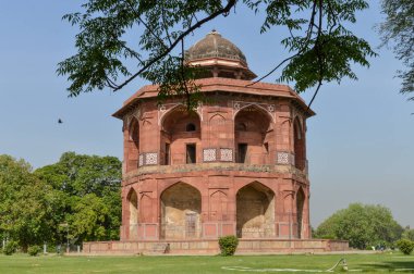 Yan bahçeden eski kaledeki küçük mezarın büyüleyici bir görüntüsü..