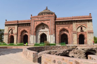 Yan bahçeden eski kaledeki ana mezarın büyüleyici bir görüntüsü..