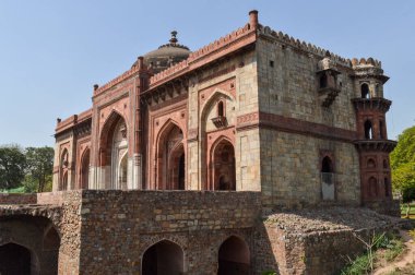 Yan bahçeden eski kaledeki ana mezarın büyüleyici bir görüntüsü..