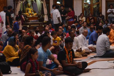 Hindistan 'da Tanrı Krishna' nın doğum töreninde (janmastami) insanlar gece vakti Yeni Delhi, Hindistan 'daki İkon Tapınağı' nda dans ediyor, eğleniyor, kutluyor ve el kaldırıyorlar..
