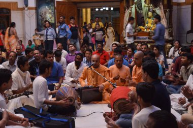 Hindistan 'da Tanrı Krishna' nın doğum töreninde (janmastami) insanlar dans ediyor, şarkı söylüyor, eğleniyor, kutluyor, gece vakti İkon tapınağında el kaldırıyorlar..