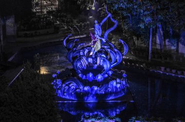 Tanrı Krishna, Yeni Delhi Hindistan 'daki Ikcon Tapınağı' nda mavi ışıkla yılanın üzerinde dans ediyor.