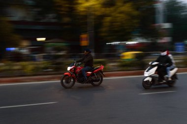 Sabah işe giderken iki motorcunun çevirme tekniği.