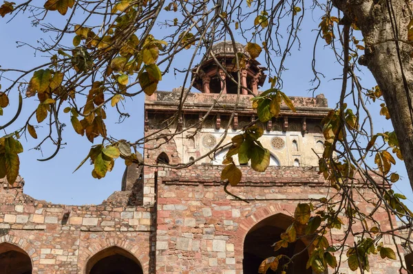 Una Vista Fascinante Arquitectura Pequeña Tumba Viejo Fuerte Desde Césped — Foto de Stock