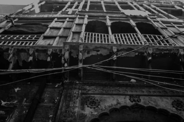 Chandni Chowk caddesinde eski bir vintage bina.