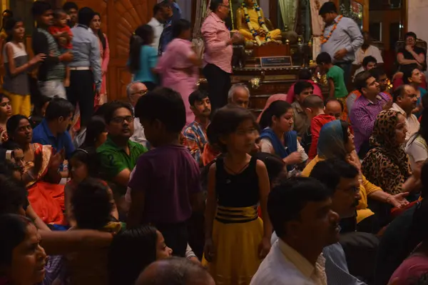 Hindistan 'da Tanrı Krishna' nın doğum töreninde (janmastami) insanlar gece vakti Yeni Delhi, Hindistan 'daki İkon Tapınağı' nda dans ediyor, eğleniyor, kutluyor ve el kaldırıyorlar..
