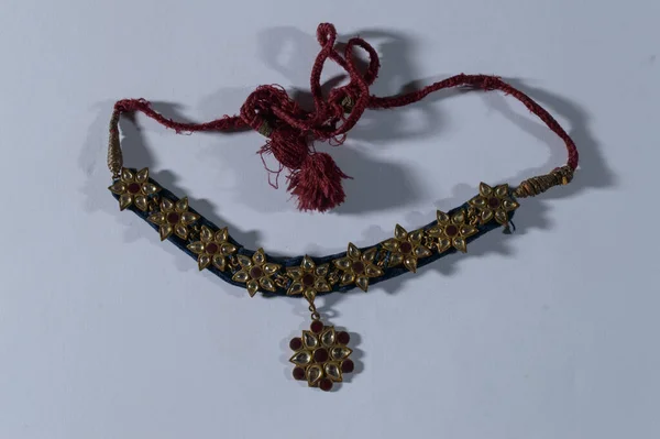 Antika bir Hint mücevheri yaklaşık 100 yıllık ya da daha eski herhangi bir mücevher parçasıdır. 1920 'lerden kalma pek çok parça artık antika olarak kabul ediliyor, özellikle de son on yılın başlarında yapılmış olanlar. Bir nesneye güvenilir biri tarafından 