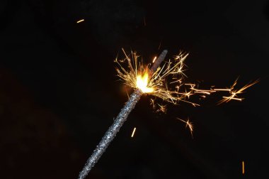 Hint bayan ateş krakeriyle oynayan gül ve mumla Hint festivali diwali deep awali 'de masada izole edilmiş ateşle