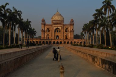 Bir grup fotoğrafçı öğrenci kış sabahı Safdarjung Mezarlığı 'nın önünde durup fotoğraf çekiyorlar..