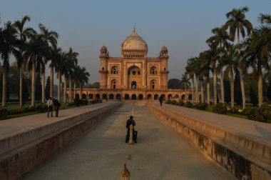 Bir grup fotoğrafçı öğrenci kış sabahı Safdarjung Mezarlığı 'nın önünde durup fotoğraf çekiyorlar..