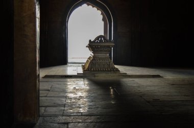 Safdarjung 'un beyaz mermerden yapılmış mozolesinin bir kenar görüntüsü. Safdarjung' un ana mezarının içinde kış sabahı yapılmış..