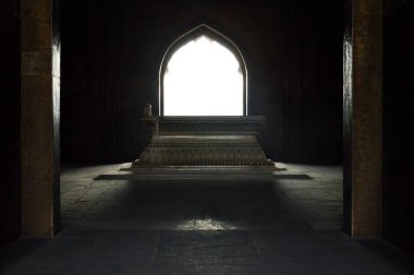 Safdarjung 'un beyaz mermerden yapılmış mozolesinin bir kenar görüntüsü. Safdarjung' un ana mezarının içinde kış sabahı yapılmış..