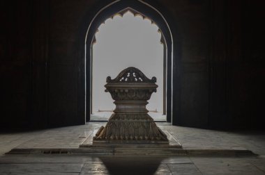 Safdarjung 'un beyaz mermerden yapılmış mozolesinin bir kenar görüntüsü. Safdarjung' un ana mezarının içinde kış sabahı yapılmış..