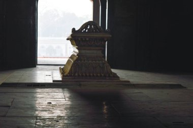 Safdarjung 'un beyaz mermerden yapılmış mozolesinin bir kenar görüntüsü. Safdarjung' un ana mezarının içinde kış sabahı yapılmış..
