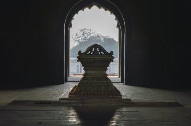 Safdarjung 'un beyaz mermerden yapılmış mozolesinin bir kenar görüntüsü. Safdarjung' un ana mezarının içinde kış sabahı yapılmış..